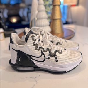 Nike Lebron Witness 6 VI White Black Basketball DO9843 100 - Size 8.5